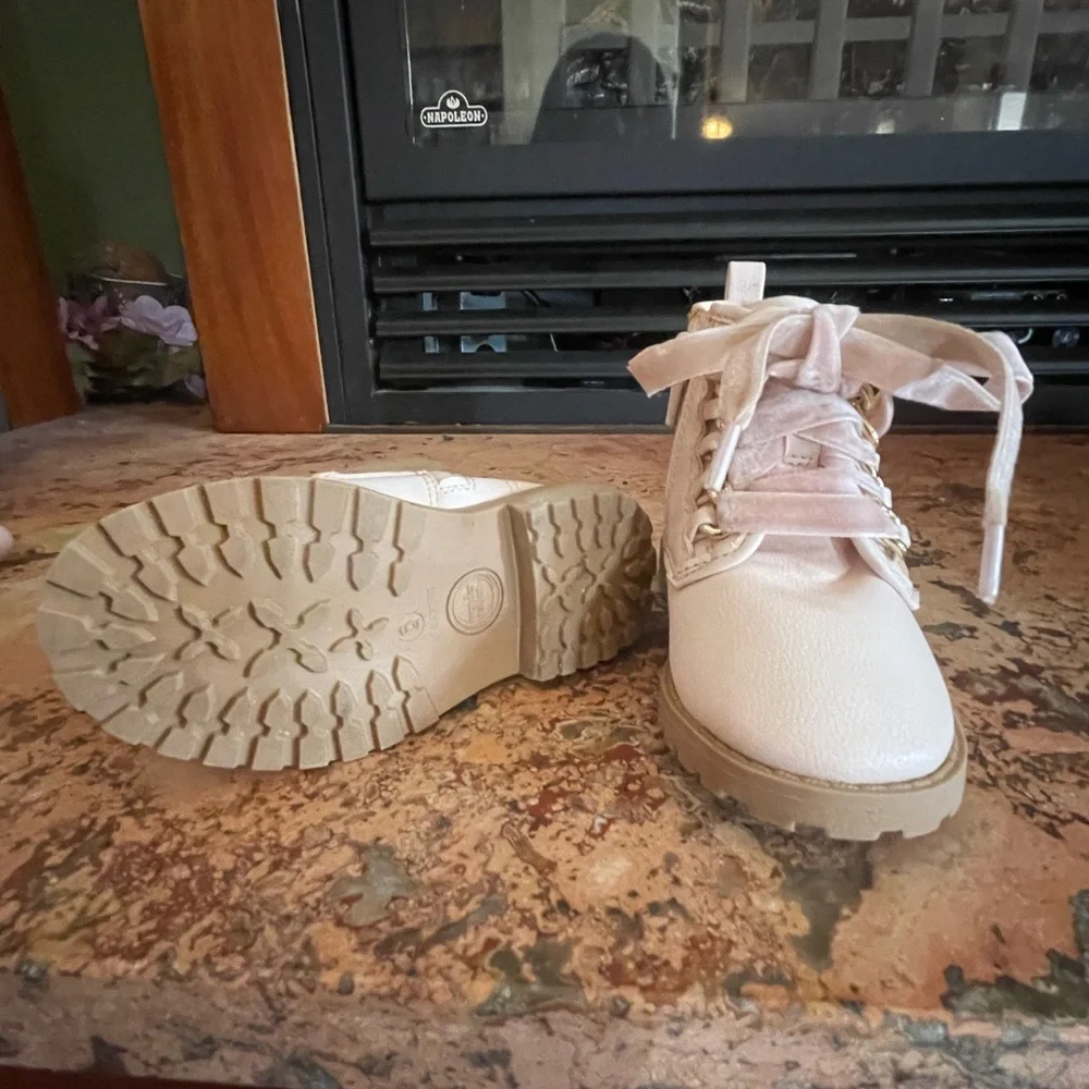 Wonder Nation Size 6 pink toddler water proof, winter boots - Picture 4 of 5